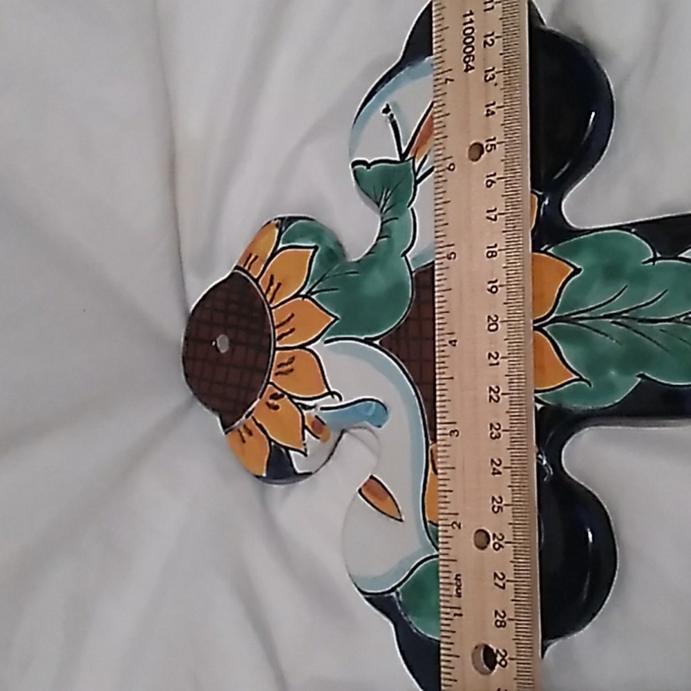 Talavera Majolica or Tin-glazed Pottery Cross with Sunflower Floral Design (B4) - Picture 4 of 6